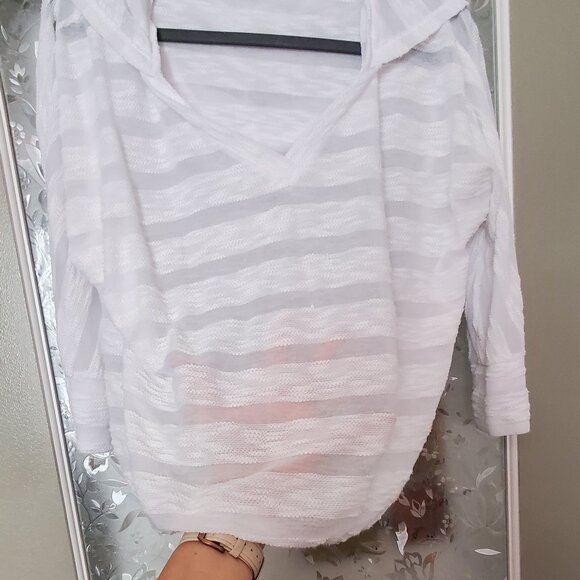 Like new white v neck blouse with a hood & elastic waist - Picture 3 of 5
